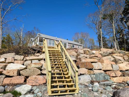 Gambar di galeri bagi K1ssick Cove Beach House family Acadia watersports di Ellsworth