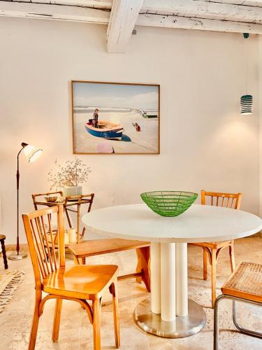 une salle à manger avec une table et des chaises dans l'établissement L'impasse Maison arènes arles, à Arles
