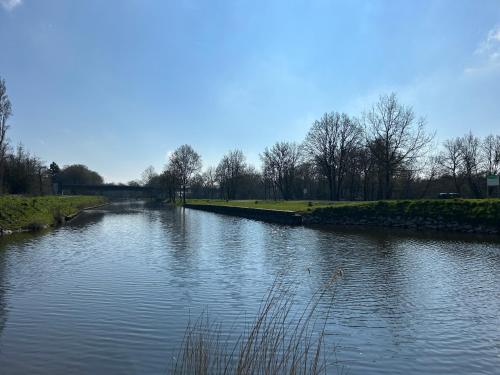 une rivière bordée d'arbres dans l'établissement Lit en dortoir - Maison du canal, à Fégréac