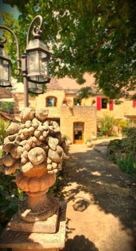 a street light with a vase with rocks on it at Gîte Les Pierres Blondes in Groléjac