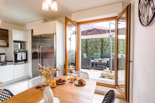 Η κουζίνα ή μικρή κουζίνα στο LE PETIT SÉSAME jacuzzi cosy Stade De France 6 personnes Wifi Terrasse Parking privé