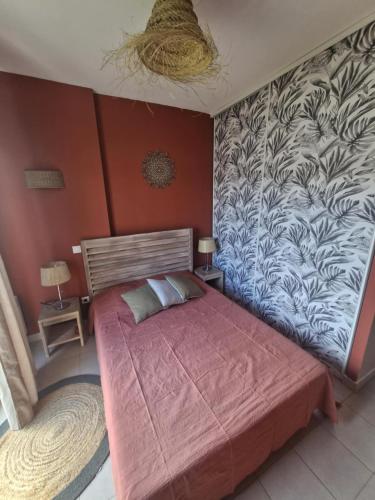 - une chambre avec un grand lit et un couvre-lit rouge dans l'établissement Casa Giul' Poggio Mezzana, à Poggio-Mezzana