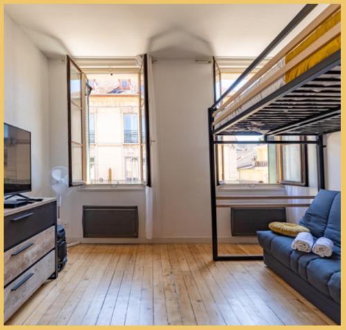 - un salon avec un canapé et des lits superposés dans l'établissement Le Vaugelas I T1 I Annecy, à Annecy