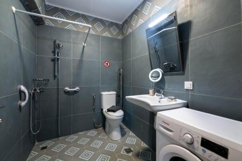 Ένα μπάνιο στο Pomegranate Apartments