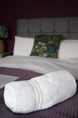 Una toalla blanca sobre una cama en The George Inn Middle Wallop, en Stockbridge