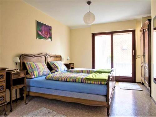 a bedroom with a bed and a window at Wein- und Vesperstube in Vogtsburg