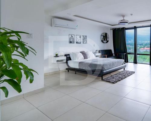 Ένα ή περισσότερα κρεβάτια σε δωμάτιο στο Luxury Condo - pool in Kingston - G28