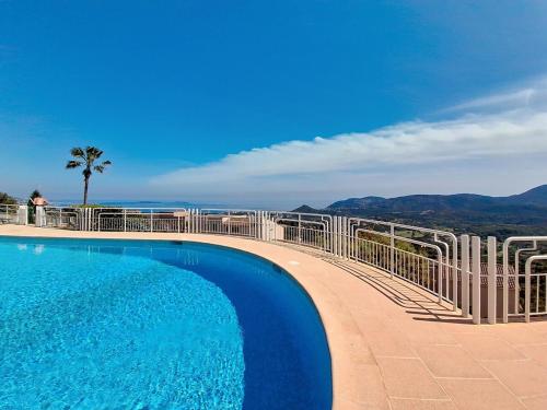 une piscine avec vue sur l'océan dans l'établissement Superbe appartement 3P rénové dans le Domaine du Grand Duc, à Mandelieu-la-Napoule