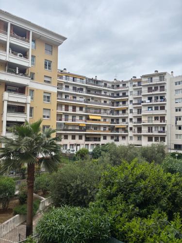 Studio Calif, face tram proche Mer