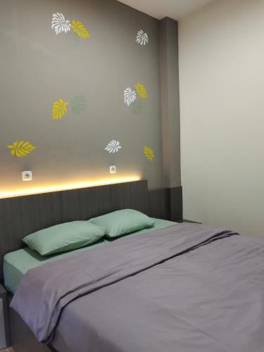 Una cama o camas en una habitación de Omber Inn
