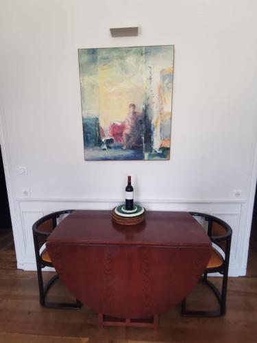 - une table avec une bouteille de vin dans l'établissement Appartement bordelais de charme, à Bordeaux