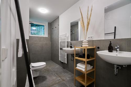 Urban Base Apartment for 9 in Berlin Mitte photo 4