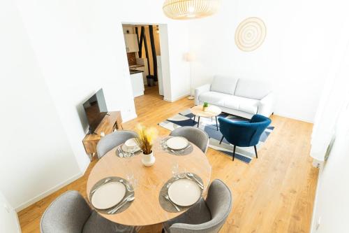 une salle à manger avec une table et des chaises dans l'établissement Le Châlons Cosy T2 calme, à Châlons-en-Champagne