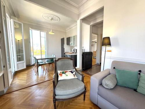 un salon avec un canapé et une table dans l'établissement ApartHotel Riviera - Hyper Centre Musiciens - Superior 1 Bedroom Apartement AC - Balcony - 10 mn Promenade des Anglais - BALCON PALAIS EXCELSIOR 1, à Nice