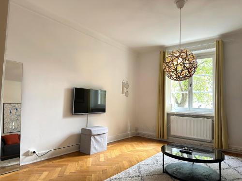 TV a/nebo společenská místnost v ubytování Stay Inn Söder Cozy apartment
