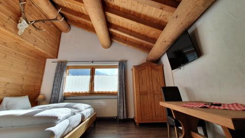 TV a/nebo společenská místnost v ubytování Hotel Suretta