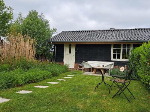 a house with a picnic table in the yard at Het Buitenleven in Spaarndam