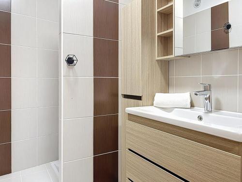 une salle de bain avec un lavabo et une douche dans l'établissement Appartement climatisé, 2 chambres, plage Mourillon, à Toulon