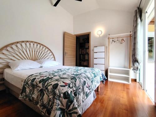 a bedroom with a large bed with a floral bedspread at Kazravenale - Villa avec Piscine Privée in Saint-Paul