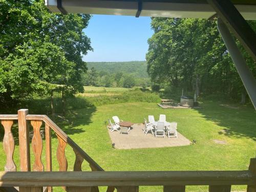 a view of a yard with chairs and a grill at Charme de Fays in Harre