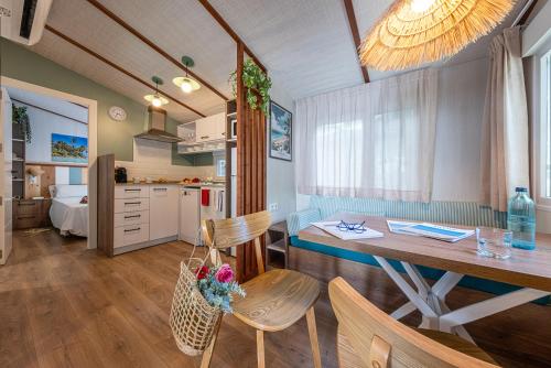 Η κουζίνα ή μικρή κουζίνα στο La Siesta Salou Resort & Camping