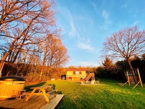 a backyard with a picnic table and a house at Charme de Fays in Harre