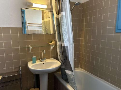 une salle de bain avec un lavabo, un miroir et une baignoire dans l'établissement Studio Mezzanine à 200m du Port et de la Plage, Cour Privative, Parfait pour 3 Personnes - FR-1-224B-564, à Noirmoutier-en-l'lle