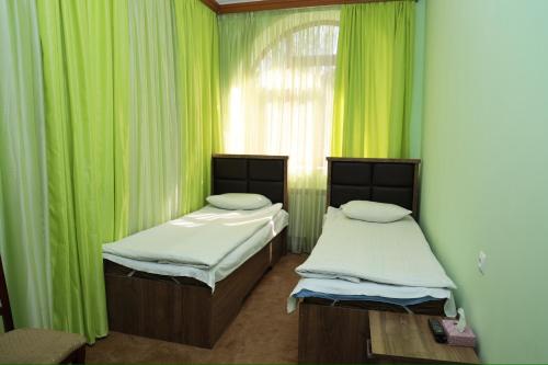 Postel nebo postele na pokoji v ubytování Syuniq Hotel