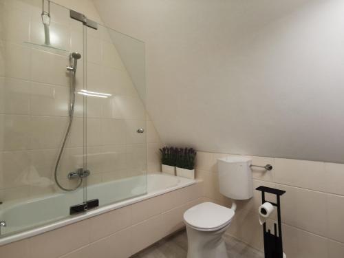 Moderne Dachgeschosswohnung zentral by Seebnb