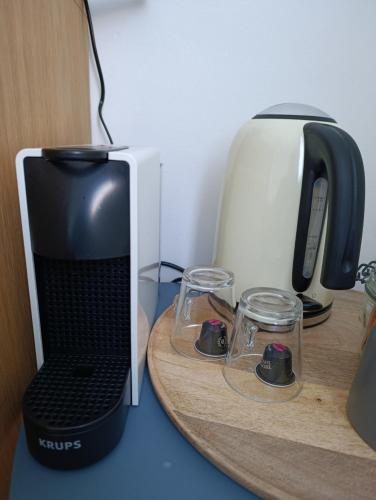 une cafetière et une cafetière sur une table dans l'établissement Chambre privée sur Concarneau, à Concarneau