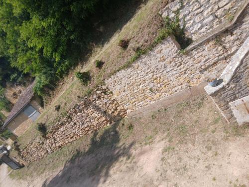 an overhead view of a stone wall at Chambre tout confort in Beynac-et-Cazenac