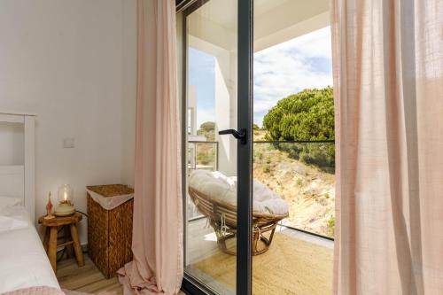 アルジェズールにあるSeabreeze Apartment - Your Beachside Getawayのベッドルーム1室(ベッド1台、窓付)