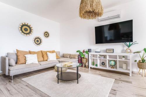 Seabreeze Apartment - Your Beachside Getaway by Lisbeyond