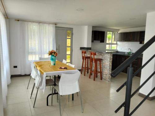 a kitchen and dining room with a table and chairs at Villa Graciela II in Paipa