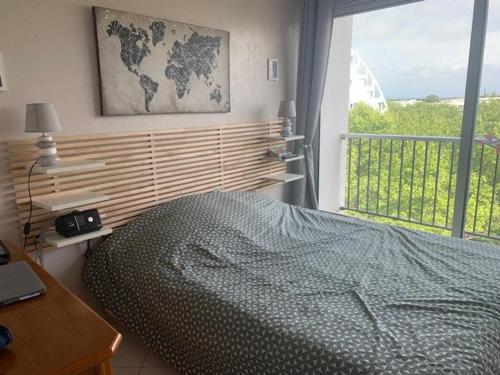 une chambre avec un lit et une fenêtre avec vue dans l'établissement Appartement 2 pièces avec piscine, garage, et WIFI à La Grande-Motte - FR-1-328-220, à La Grande Motte