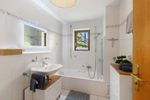 下乌尔丁根Seeside的带水槽和浴缸的白色浴室