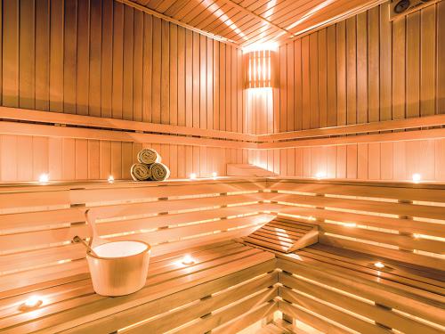 a sauna with a bucket in the middle at Appartement spa fleures d'Orelle in Orelle