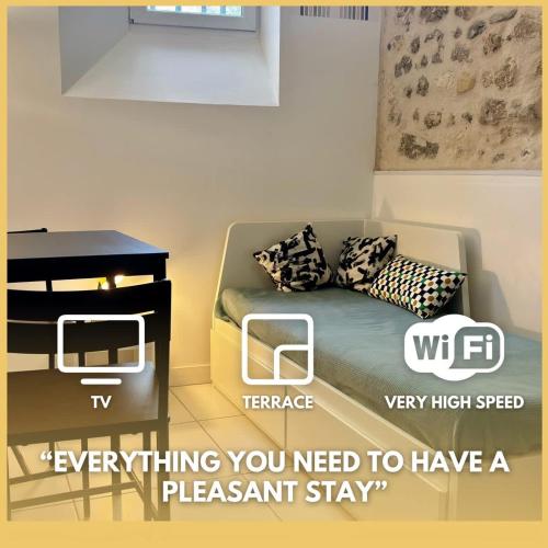 Cette chambre comprend un lit avec une table de chevet et un lit avec des oreillers. dans l'établissement Studio au calme hyper centre, à Bordeaux