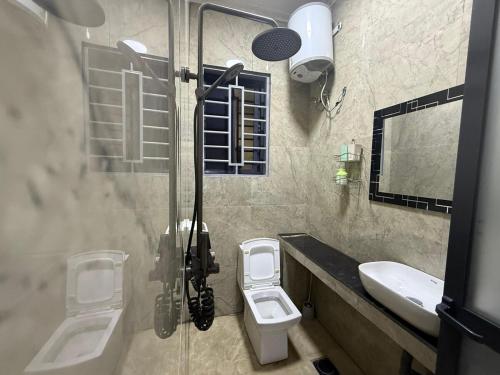 Et badeværelse på DC Apartment Near USA Embassy