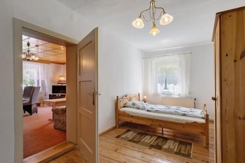 a bedroom with a bed in a room at Unser Ferienhaus Sonnenhof Reudnitz in Friedland