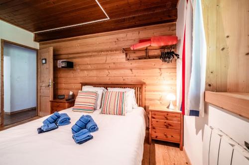 a bedroom with a bed in a wooden cabin at Chalet Elisthur in Saint-Jean-dʼAulps
