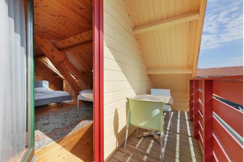 a room with a table and a chair on a balcony at Westkapelle appartement en vakantiehuis in Westkapelle