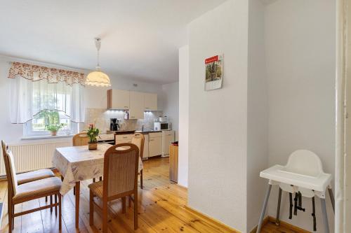 a kitchen and dining room with a table and chairs at Unser Ferienhaus Sonnenhof Reudnitz in Friedland