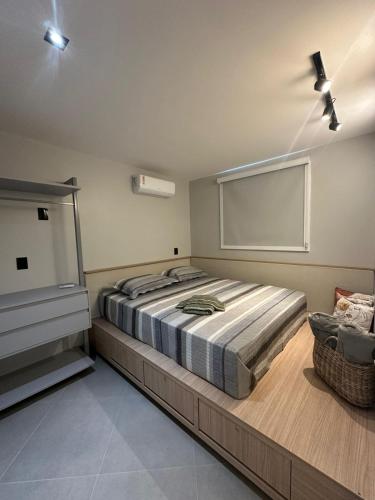 a bedroom with a bed and a chalkboard on the wall at Apartamento moderno com 2 quartos e cama queen-size in Caruaru