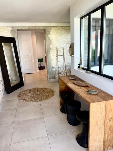 un salon avec une table et une fenêtre dans l'établissement Maison de caractère avec piscine, à Dolus-d'Oléron