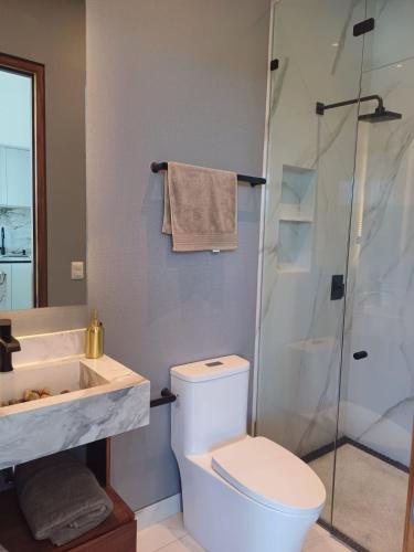 Bilik mandi di Cozy Beachfront PH Getaway