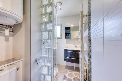 une salle de bain avec douche et lavabo dans l'établissement L'Alisier - climatisé à 5 min de la plage, à Six-Fours-les-Plages