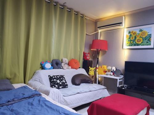 Rest place with beautiful flowers في دايغو: غرفة نوم بسريرين عليها حيوانات محشوة