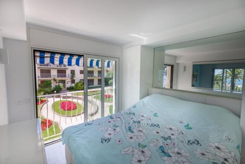 Un dormitorio con una cama y una ventana grande. en 3P ST Jean, en Saint-Jean-Cap-Ferrat