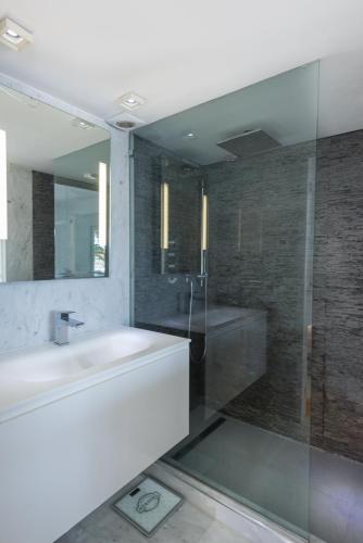 une salle de bain avec une baignoire, un lavabo et un miroir dans l'établissement 3P ST Jean, à Saint-Jean-Cap-Ferrat